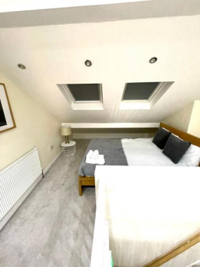 Coventry Large Sleeps 5 Person 4 Bedroom 4 Bath House Suitable for BHX NEC Solihull Rugby Warwick Contractors Ricoh Arena NHS Short & Long Business Stays Free Parking for 2 Vehicles, Close to City Cen